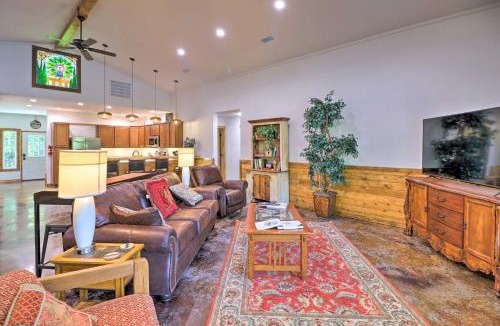 Lone Rock House | Riverfront 'Heaven on the White' w/Covered Patio!