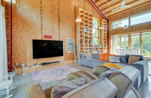 Libertyville House | Riverfront Libertyville Retreat w/Outdoor Kitchen
