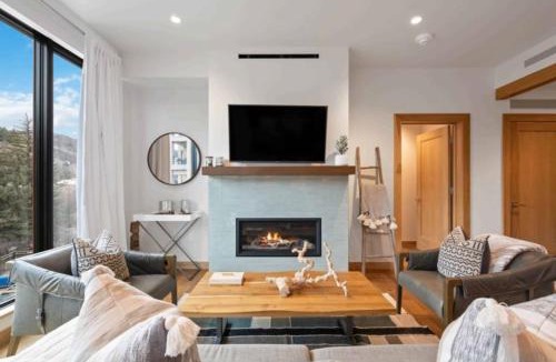 Avon Apartment | Riverfront Lodge 202 by East West Hospitality