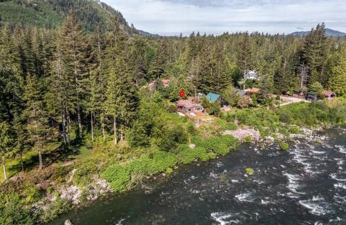 Gold Bar House | Riverfront Paradise w/Hot Tub-Little River House