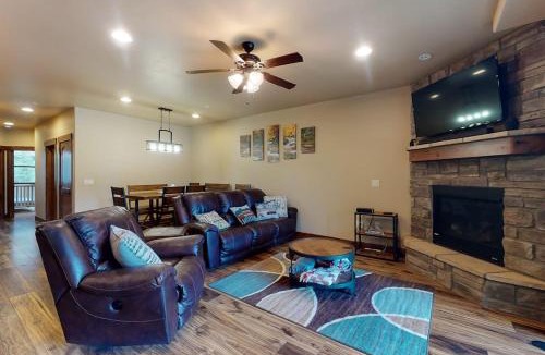 Silverthorne Apartment | Riverfront Retreat