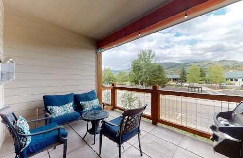 Silverthorne Apartment | Riverfront Retreat