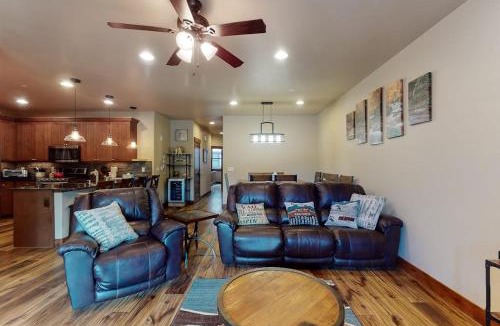 Silverthorne Apartment | Riverfront Retreat