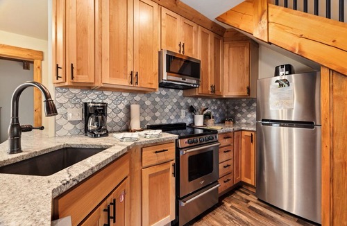 Fall River Estates Condo | Riverfront Sanctuary Private Hot Tub Close to RMNP