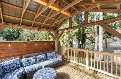 Granite Falls House | Riverfront w Cedar Hottub, Sauna, Movie Theatre