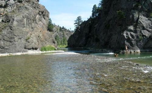Cascade House | Riverside Cabin with Rare Claw-Foot Bathtub, Montana