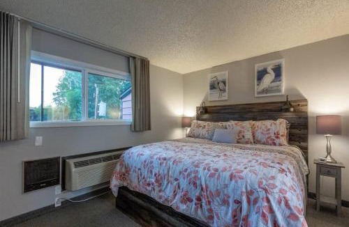 Bend House | Riverside Condo located Downtown Enjoy Nightlife