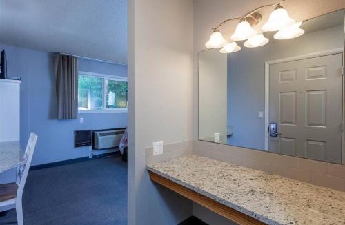Bend House | Riverside Condo located Downtown Enjoy Nightlife