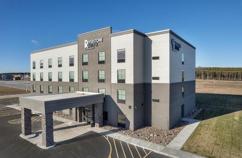 Chippewa Falls Hotel | Riverstone Suites by Cobblestone Hotels - Chippewa Falls