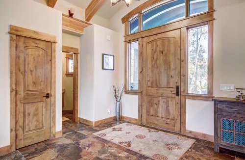 Trafalgar House | Riverwood Retreat, Hot Tub, Close to Free Shuttle Stop
