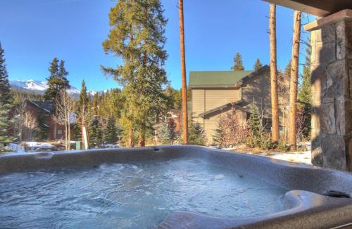 Trafalgar House | Riverwood Retreat, Hot Tub, Close to Free Shuttle Stop
