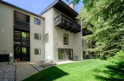 Teton Village Apartment | RMR: Four Seasons I Unit 2 Condo in Teton Village