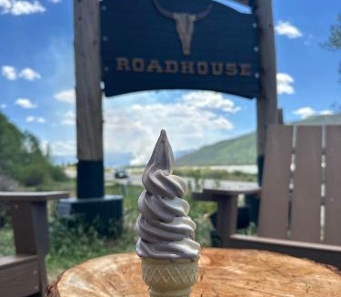 Twin Lakes Hotel | Roadhouse Lodge & Coffee Shop