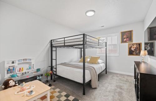 Meridian House | Roaring Springs Stay Game Garage Fire Pit