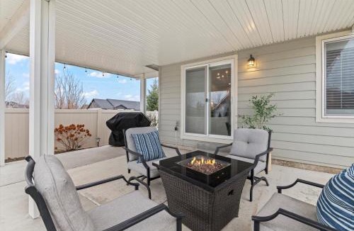 Meridian House | Roaring Springs Stay Game Garage Fire Pit
