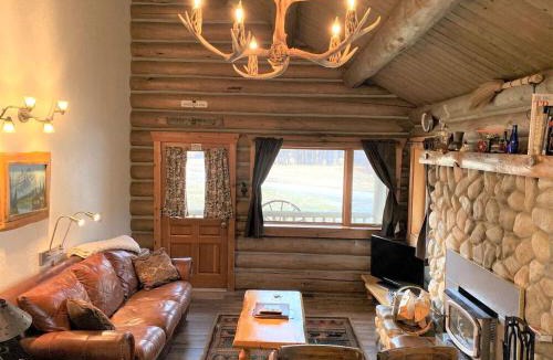 Darby House | Rocky Mountains Nature Escape: Amazing Log Cabin in Darby, MT