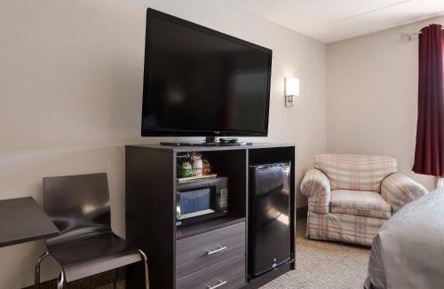 Branson Theater District Hotel | Rodeway Inn Branson, Brick House