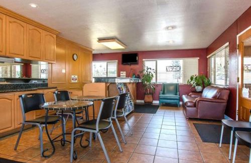 Fallbrook Hotel | Rodeway Inn Fallbrook Downtown