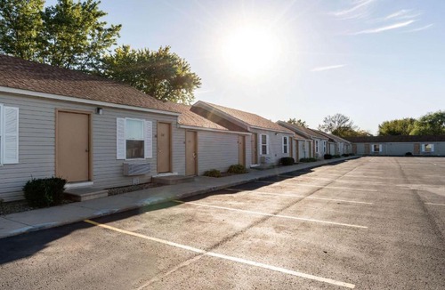Austin Hotel | Rodeway Inn & Suites Austin I-90