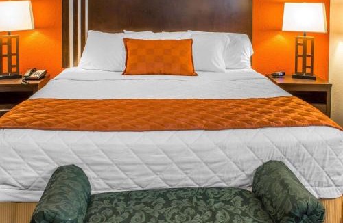 West Okoboji Hotel | Rodeway Inn & Suites near Okoboji Lake