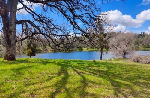 Mariposa House | Rolling Oaks Ranch - 200 Acres of Lakeside Beauty & Countryside Serenity