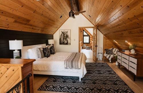 Mariposa House | Romantic Forest Lovers Nest by Casa Oso