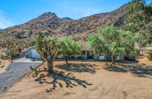 Joshua Tree House | Romantic Secluded Hot Tub Fire Pit