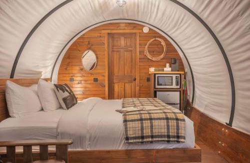 Branson House | Romantic Wagon Escape Lake Access & Pickleball