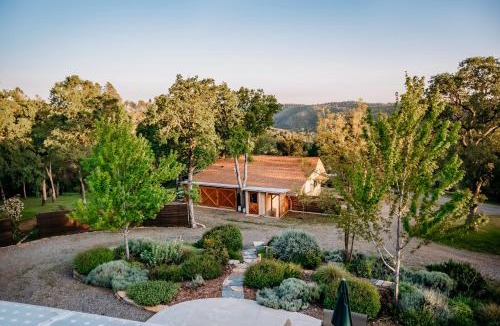 Mariposa House | Romantic Yosemite Retreat - Private Zen Hot Tub