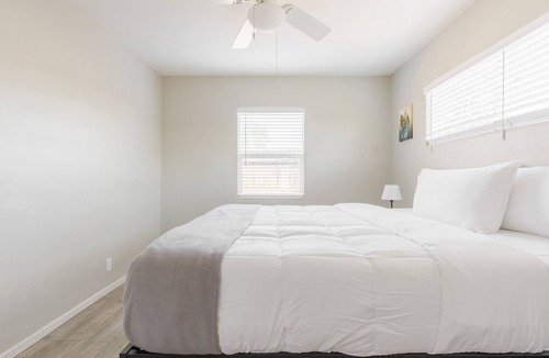 Encanto Apartment | Roomy 2BR in midtown Phoenix *Covered Parking* Close to Downtown