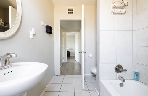 Encanto Apartment | Roomy 2BR in midtown Phoenix *Covered Parking* Close to Downtown