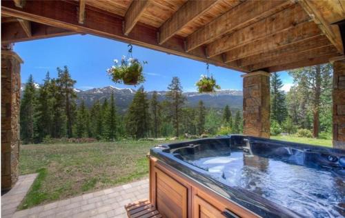 The Highlands House | Rounds Retreat, Stunning Views and Close to Town