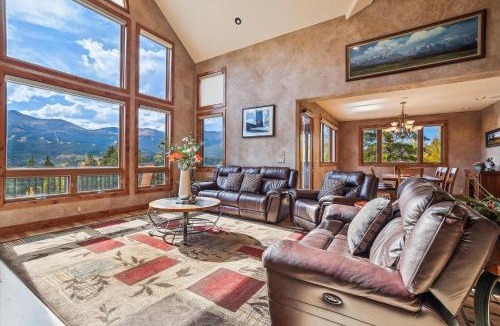 The Highlands House | Rounds Retreat, Stunning Views and Close to Town