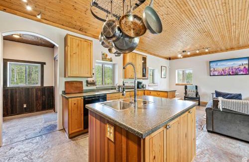 Silver Summit House | Rustic 5BR Escape with Private Hot Tub 25min to Park City