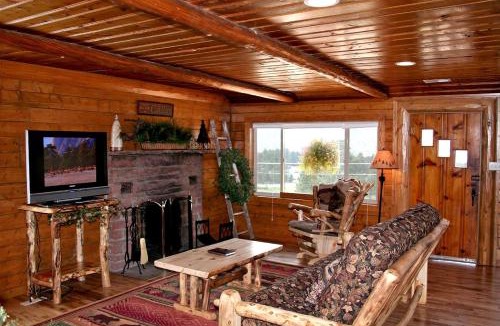 Estes Park House | Rustic Cabin with Jacuzzi and Mountain Views in Colorado