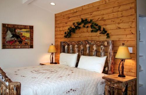 Estes Park House | Rustic Cabin with Jacuzzi and Mountain Views in Colorado