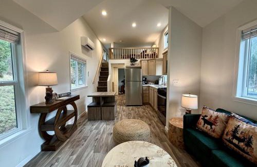 Idleyld Park House | Rustic Chic Forest Cabin with Loft, BBQ & Relaxing Fire Pit Patio in Idleyld Park, Oregon