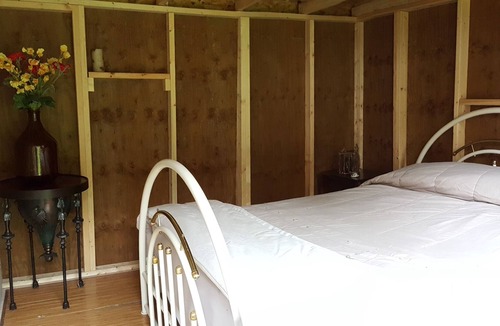 Emily House | Rustic Cozy Sleeping Hut Double Bed