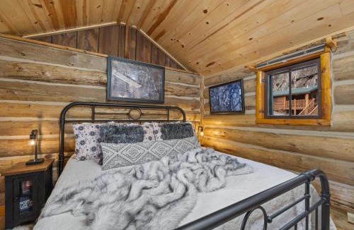 Rapid City House | Rustic Log Cabin with King Bed Near Mount Rushmore