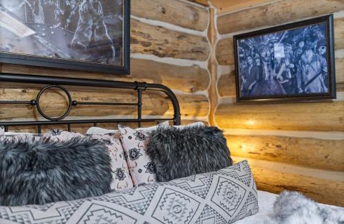 Rapid City House | Rustic Log Cabin with King Bed Near Mount Rushmore
