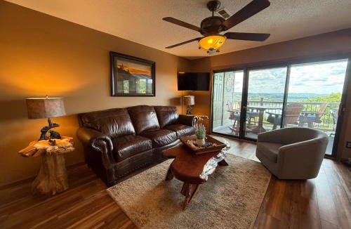Indian Point Apartment | Rustic-Luxe Lakeview Condo near Silver Dollar City