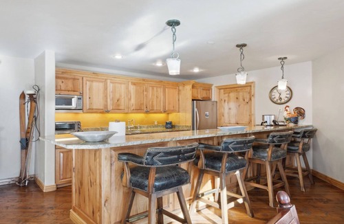 Vail Condo | Rustic Mountain Retreat 2BR Balcony & Vail Mountain Views