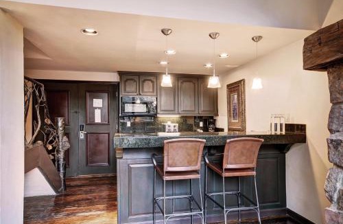 Vail Apartment | Rustic Mountain View 2Bedroom Condo- Lodge at Vail