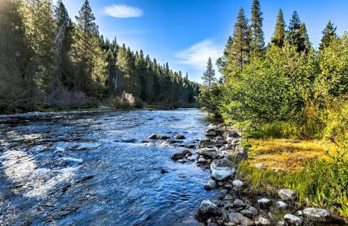 Truckee House | Rustic Riverfront Truckee Cabin w/Deck & BBQ