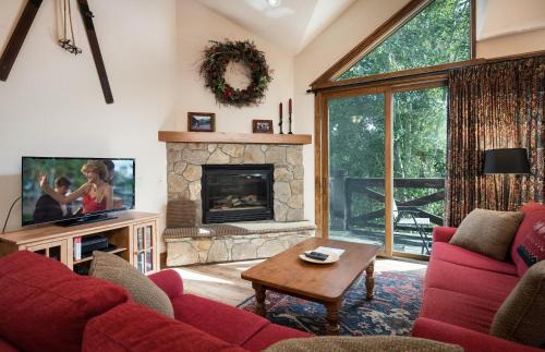 Four O'Clock Apartment | Saddlewood Snowbird Townhome: Ski-In Ski-Out, Hot Tub