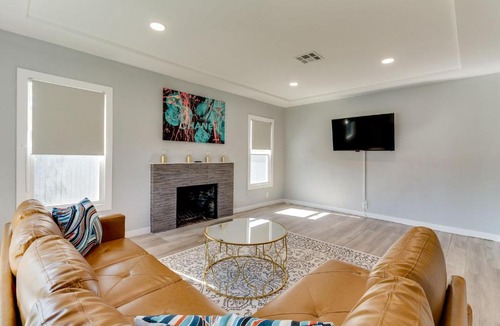 San Fernando House | San Fernando Pool home + Large Private Guest House