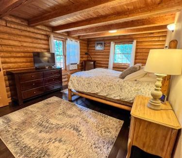 Sandpoint House | Sandpoint mountain retreat-Guest suite in large house
