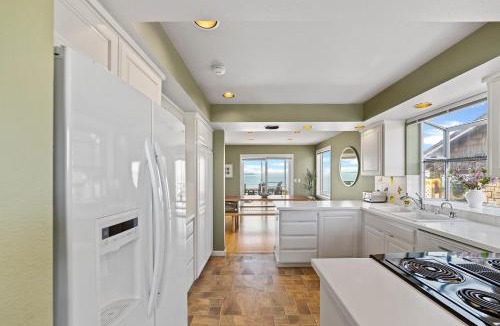 Ferndale House | SANDY POINT 6 BEDS 3 BATHS BEACH HOUSE WITH AMAZING VIEWS