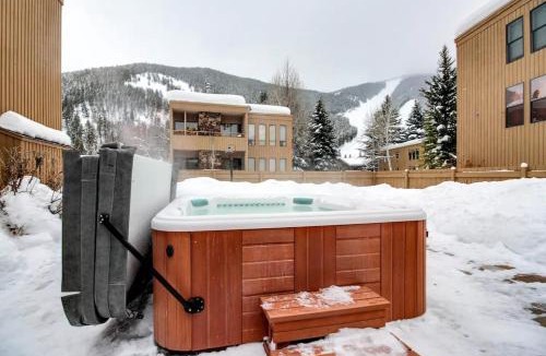 Warm Springs House | Sawtooth Ski Condo - Hot Tub + Walk to Ski Slopes!