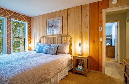 Warm Springs House | Sawtooth Ski Condo - Hot Tub + Walk to Ski Slopes!